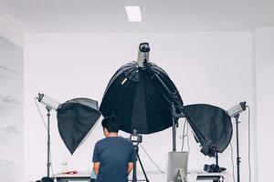 dietro le quinte del servizio fotografico con set di luci da studio foto