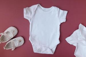 mockup bianco di vestiti per bambini per testo, immagine, logo. body bianco per bambini foto