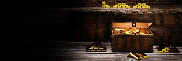 lingotti d'oro o lingotti sono posti in uno scrigno del tesoro. la scatola del tesoro è fatta di legno vecchio metallo arrugginito, c'è un tesoro all'interno è un lingotto d'oro. gli asset più popolari nella collezione degli investitori foto