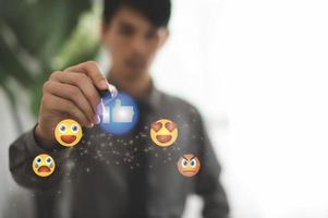 icona di emozione social media e concetto online digitale foto