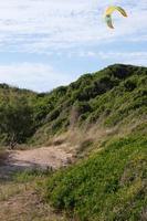 aquilone che vola sulle dune a torre canne puglia italia foto