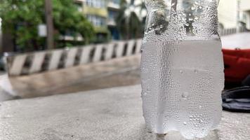 bottiglia d'acqua fredda con gocce d'acqua foto