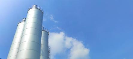 macchina silo per lo stoccaggio di materie prime di farina, sfondo blu chiaro del cielo foto