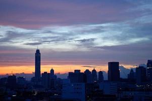 scrapper del cielo della thailandia della città di bangkok all'alba foto