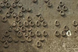 parete soleggiata di amuleti di buddha nel tempio sottomarino di sangkhlaburi thailandia foto