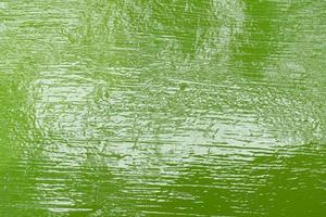 sfondo e strutturato di morbida pittura ad olio verde su fondo in acciaio. foto