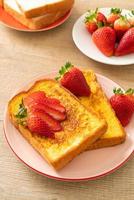 toast alla francese con fragole fresche foto