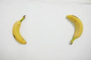 due banane delle isole canarie su sfondo bianco foto