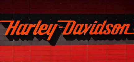 logo harley davidson sul muro foto