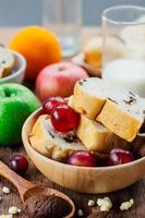 colazione con biscotti, pane, frutta fresca per un'alimentazione sana e latte foto