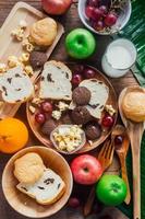 colazione con biscotti, pane, frutta fresca per un'alimentazione sana e latte foto