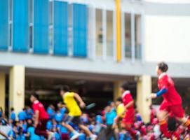 bangkok, tailandia - gennaio 15,2018 giocatori di calcio dilettanti gareggiano nel calcio durante lo sport annuale della scuola. foto