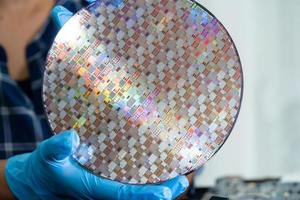 wafer di silicio per la fabbricazione di semiconduttori di circuiti integrati. foto