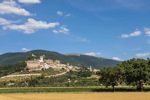 villaggio di assisi nella regione umbria, italia. la cittadina è famosa per la più importante basilica italiana dedicata a s. francesco - san francesco. foto