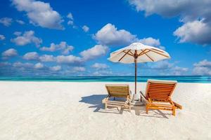 scena tranquilla sulla spiaggia, sedie per coppie, ombrellone. destinazione esotica del paesaggio della spiaggia tropicale per lo sfondo o lo sfondo. design del romantico concetto di vacanza estiva vacanza. foto