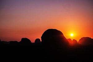 paesaggio di montagna con tramonto a krabi thailandia foto