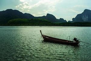 cielo di paesaggio con piccole barche da pesca in thailandia foto