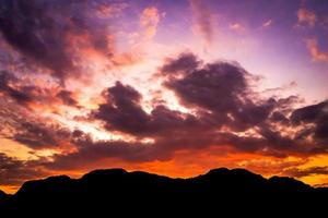 paesaggio del tramonto, cielo al crepuscolo in tailandia foto