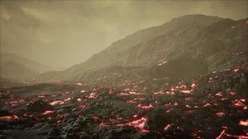 eruzione del vulcano attivo e flusso di lava nel vulcano foto