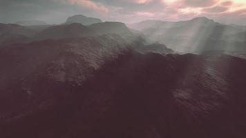 paesaggio desertico notturno con montagne rocciose e tramonto foto