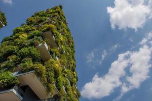 milano i italy 2020 vertical forest of milano, il grattacielo più innovativo al mondo foto