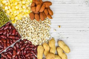 collage vari fagioli mix piselli agricoltura di cibo naturale sano per cucinare ingredienti - set di diversi cereali integrali fagioli e legumi semi lenticchie e noci spuntino colorato, vista dall'alto foto