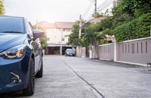 oggetto per metaverse mondo virtuale auto fanale posteriore colore rosso su sfondo per i clienti. utilizzando carta da parati o sfondo per il trasporto o la tecnologia automobilistica automobilistica del futuro foto