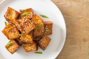 tofu fritto con sesamo bianco e salsa teriyaki foto