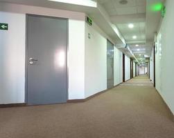 il corridoio nell'edificio moderno dell'hotel foto