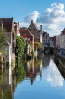 Bruges, Belgio, 2015. edifici lungo un canale a Bruges Fiandre Occidentali in Belgio foto