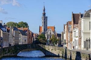 Bruges, Belgio, 2015. Visualizza in basso un canale a Bruges Fiandre Occidentali in Belgio foto