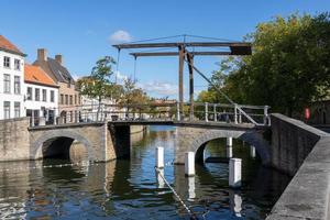 bruges, belgio, 2015. ponte su un canale a bruges foto