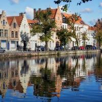 bruges, belgio, 2015. vista lungo un canale a bruges foto