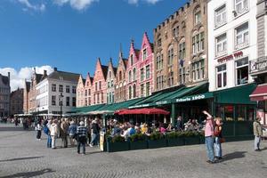 Bruges, Belgio, 2015. edifici storici a timpano e caffetterie nella piazza del mercato Bruges Fiandre Occidentali in Belgio foto