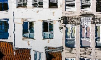 bruges, belgio, 2015. riflesso in un canale a bruges foto