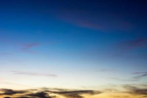 sfondo del cielo blu con belle nuvole foto