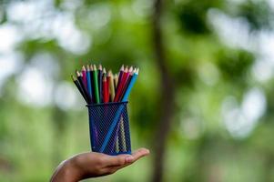 immagini a mano e a matita, concetto di educazione a colori di sfondo verde con spazio per la copia foto