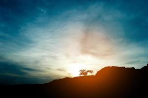 la silhouette della montagna, la leadership del team, il lavoro di squadra e il lavoro di squadra e il piacere del concetto di silhouette foto