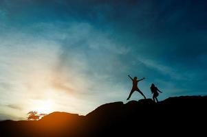 silhouette di leadership di squadra, lavoro di squadra e lavoro di squadra e deliziosi concetti di silhouette foto