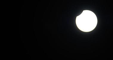 luminoso panorama di eclissi solare foto