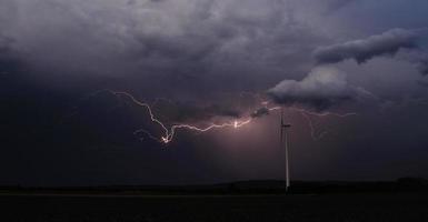 bellissimo panorama di fulmini e turbine eoliche foto