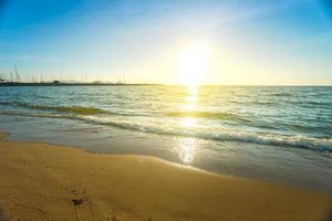 sole di sabbia di mare e spiaggia in estate a pattaya thailandia. foto