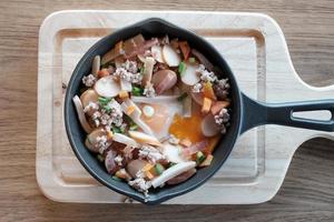 uova fritte in padella con carne di maiale e tutte le verdure su tavola di legno. è in stile vietnamita e popolare nel sud-est asiatico. foto