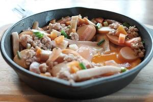 uova fritte in padella con carne di maiale e tutte le verdure su tavola di legno. è in stile vietnamita e popolare nel sud-est asiatico. foto