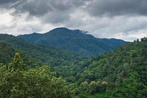 nuvola di pioggia sul lato del fiume Salween della collina foto