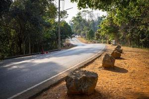 strada per il parco nazionale di khao yai thailandia. foto