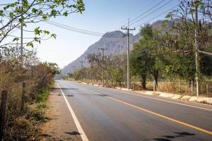 strada per il parco nazionale di khao yai thailandia. foto