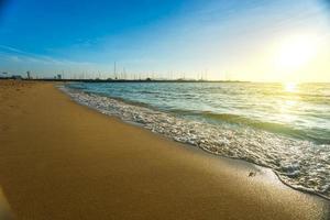 sole di sabbia di mare e spiaggia in estate a pattaya thailandia. foto