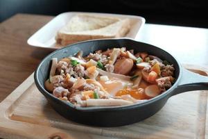 uova fritte in padella con carne di maiale e tutte le verdure su tavola di legno. è in stile vietnamita e popolare nel sud-est asiatico. foto