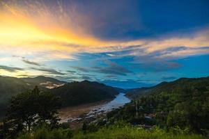 fiume salween sul divieto di mae sam laep, distretto di sop moei, provincia di mae hong son tra la tailandia e il confine del myanmar al crepuscolo. foto